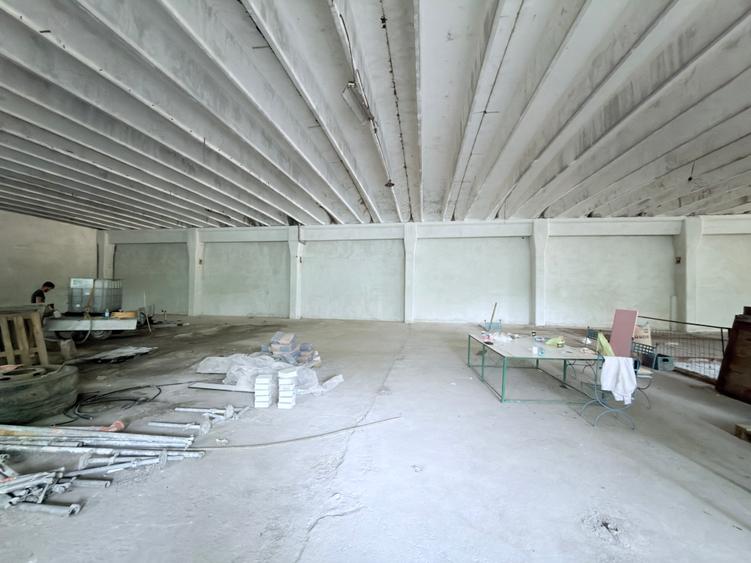 Hale din beton cu suprafata mare zona Cornisa