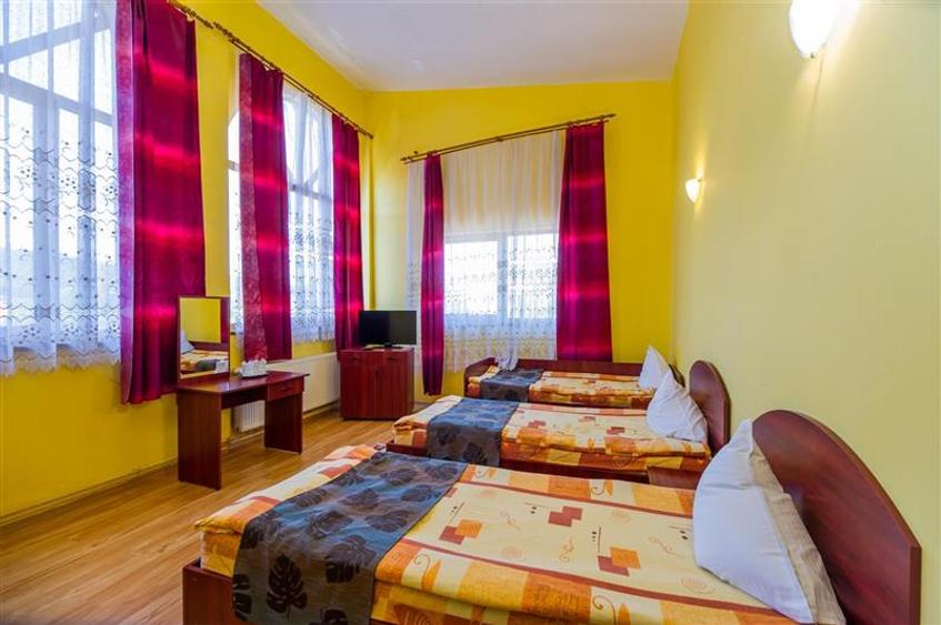 Pensiune cu restaurant, profit asigurat din chirii, terasa spre munte, Brasov
