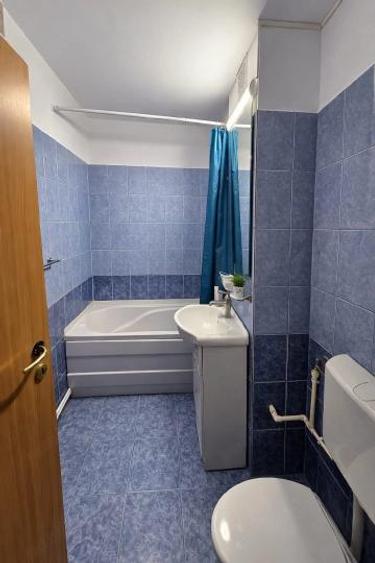 Apartament cu 3 camere, decomandat, zona POARTA 6