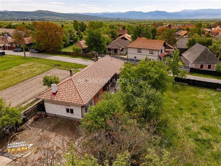 FILM! Pe 1.200mp teren+rezidenta cu gradina inflorata,aproape de Targu Secuiesc: - 23