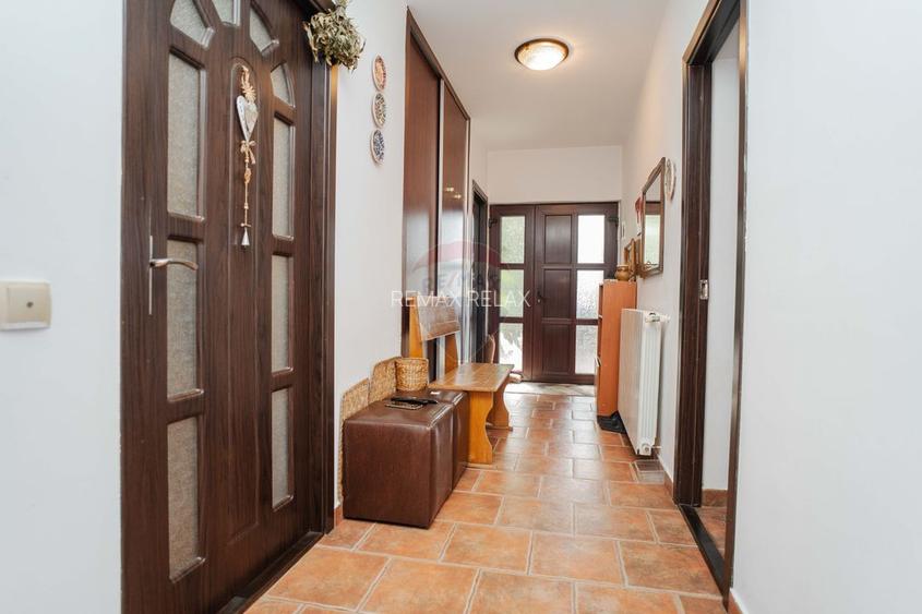 Casă cu Piscină de Vânzare, 500mp Teren, Str. Victoriei-Valea Lupului - 2