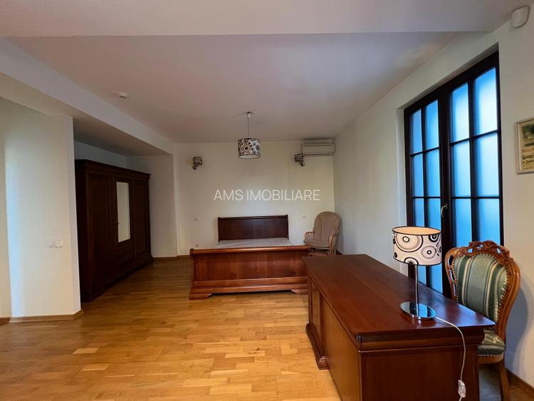 VILA DEOSEBITA / SPATII GENEROASE / CURTE PROPRIE - 36