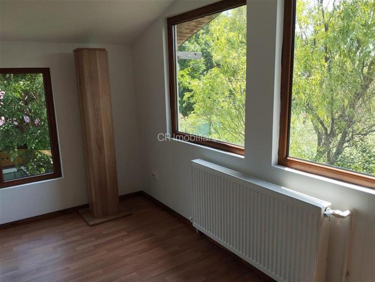 Vila de vanzare cu acces la padurea Izvorani in spatele casei si aproape de cent - 2