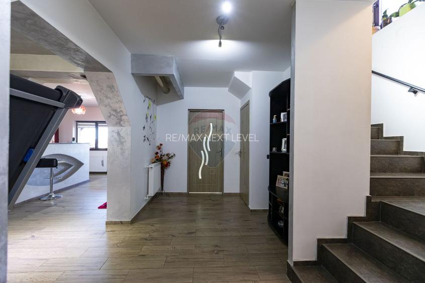 Casa / Vila P+1E si duplex S+P+M de vanzare+teren, 11 camere, Hemeius - 10