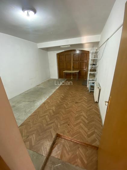 Vila cu 3 apartamente  la parter,etaj  si mansarda - 3