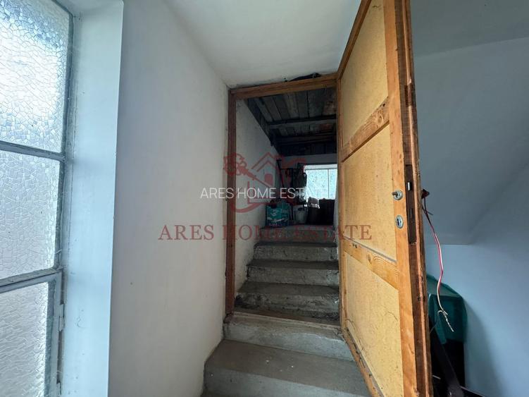 Investiție cu potențial: 2 apartamente + mansardă – Comison 0 - 13