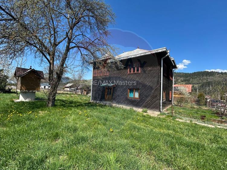 Casă / Vilă situată pe strada Petreni - 4