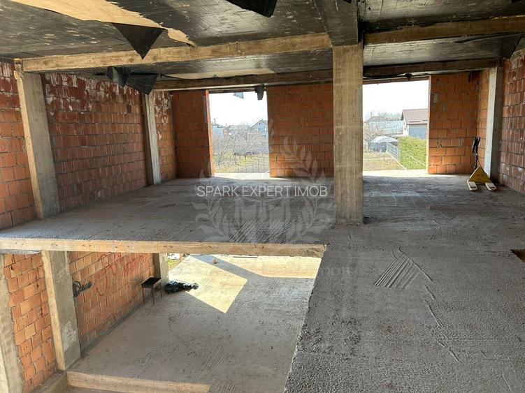 Casa la rosu. Strejnicu. 6 camere - 7