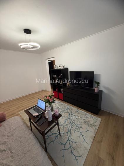 Proprietar vând apartament 3 camere etaj 5, renovat în bloc reabilitat preț  - 11