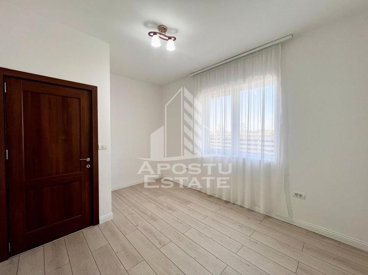 Jumatate de Duplex, 4 camere, 2 locuri de parcare,curte, Mosnita Noua