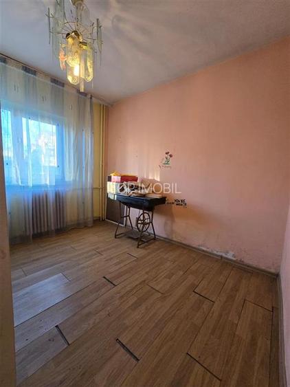 Dacia - statia Columnei, 3 camere decomandat cu geam la baie, liber - 4