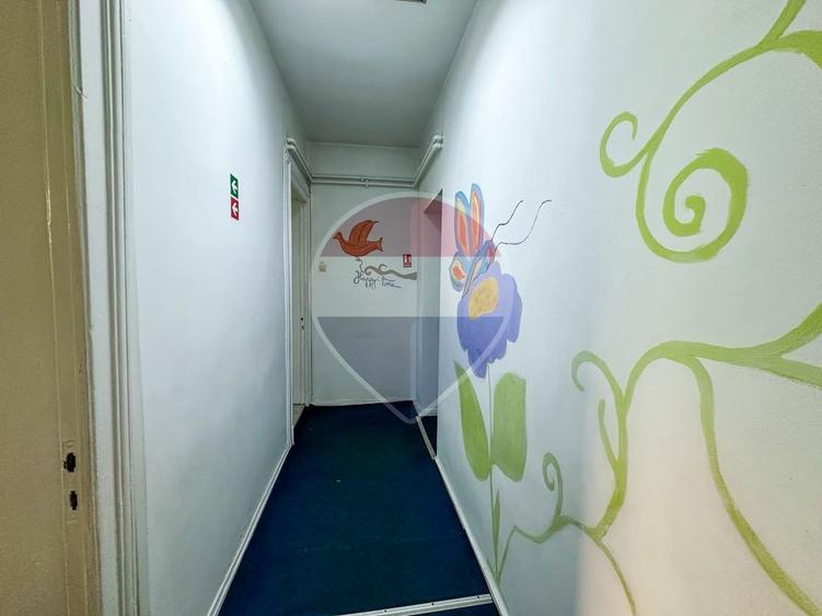 Spatiu comercial | doua cladiri, curte proprie | 300 mp |