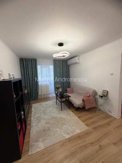 Proprietar vând apartament 3 camere etaj 5, renovat în bloc reabilitat preț  - 8
