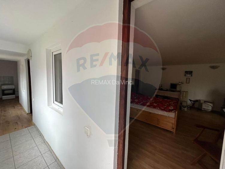 Casă de vânzare cu teren generos de 1.043 mp, două corpuri de locuit. - 4