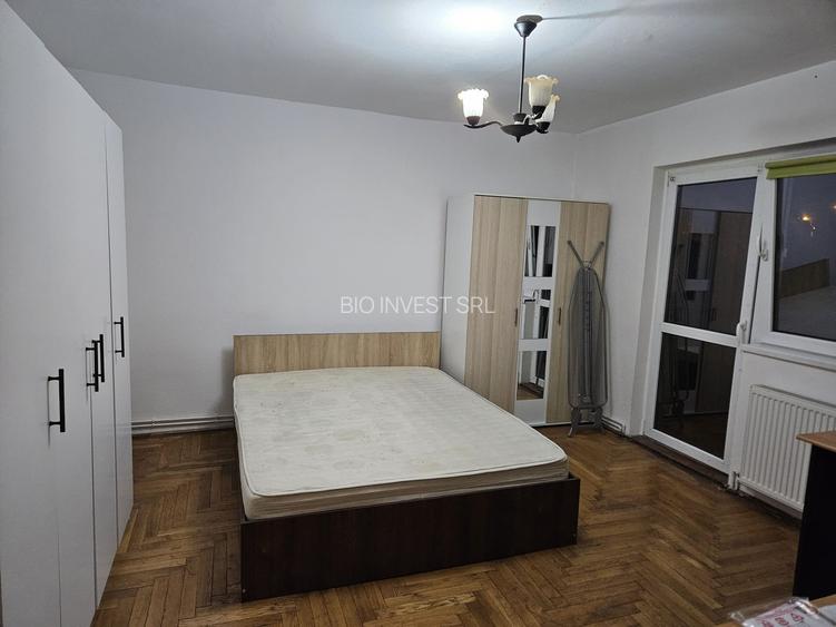 de inchiriat apartament cu trei camere , decomandat cu centrala proprie , etaj 1 - 2