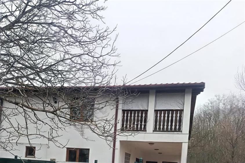 Vila de vanzare cu acces la padurea Izvorani in spatele casei si aproape de cent - 4