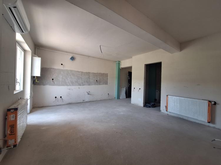 Apartament cu 3 camere semifinisat, cu CF, balcon, zona Terra