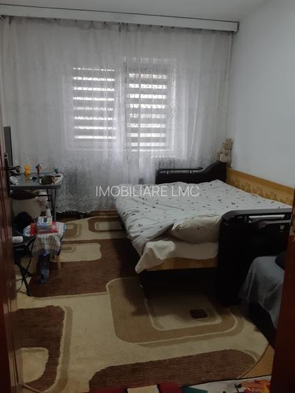 APARTAMENT DECOMANDAT 3 CAMERE - 2