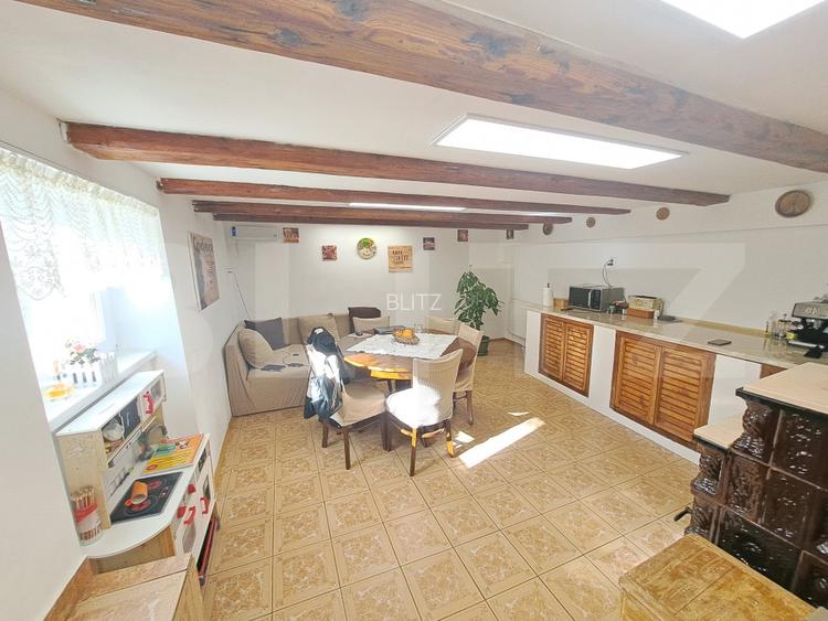 Casa saseasca renovata integral, 2200 mp teren, ideala pentru doua familii  - 9