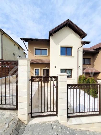 Casa tip duplex, piscina incalzita, priveliste panoramica- Gruia