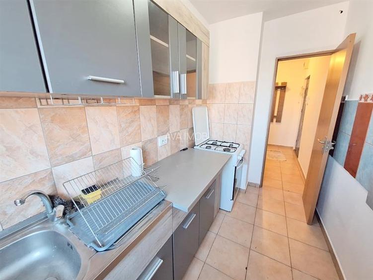 Apartament 2 semidecomandate, zona Milcov - 18
