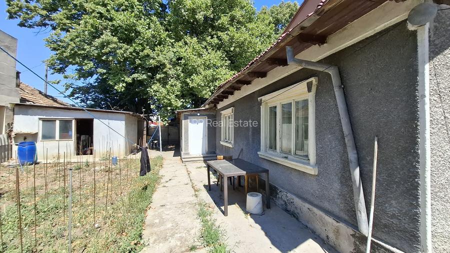 Piata Amzacea-Teren 375 mp (deschidere 14.86 ml )  + casa demolabila - 4