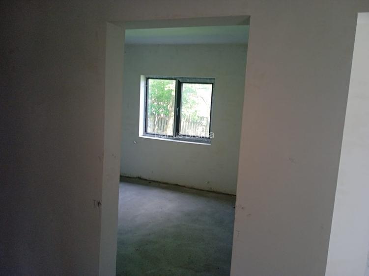 Casă cu teren 10000 mp - 11