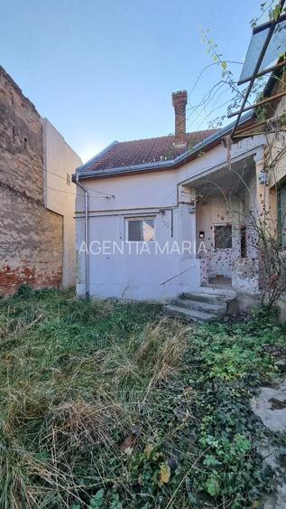 Casa zona centrala curte comuna 55000 Euro - 2