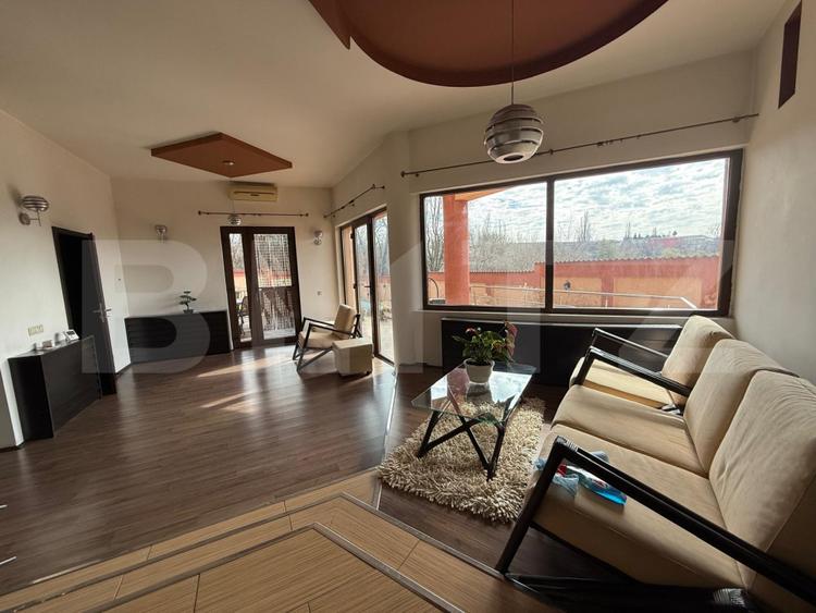 Casa P+1+M cu piscina si 1057 mp de teren, pozitionata inedit