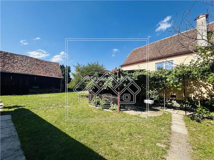 Casa la tara, teren mare, mobilata si utilata, zona foarte linistita - 2