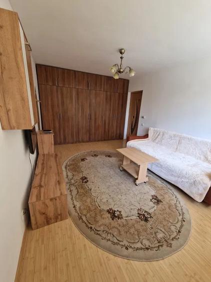 Garsoniera, decomandata, 36 mp, centrala proprie, ac, metrou aproape, Gorjului