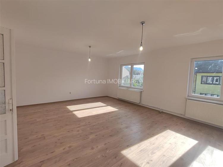 Casa singur in curte - Florilor - 11