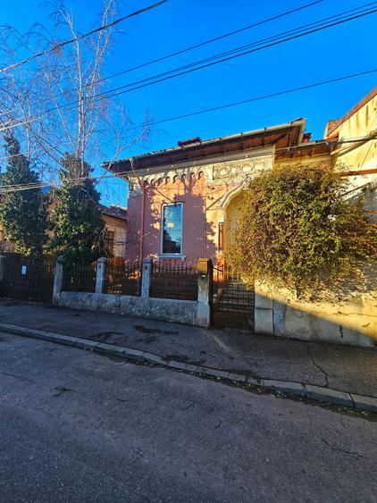 Casă cu arhitectură interbelică, 5 camere, teren 409 mp – Central