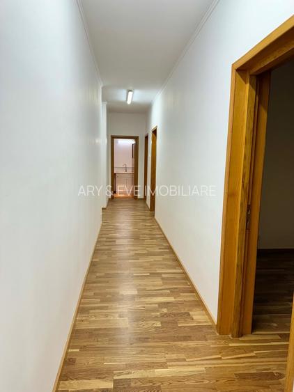 Proprietate spatioasa si versatila, formata din hochparter inalt si demisol - 17