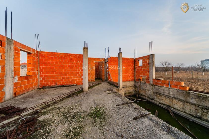 Teren de vanzare cu casa la rosu in Santana - 2