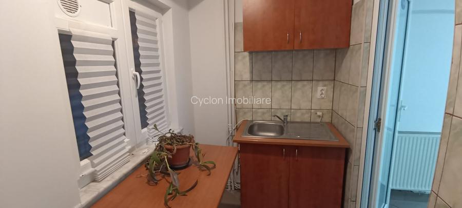 Vanzare apartament 3 cam la parter cu balcon stradal zona Parc Sebastian sect 5 - 7
