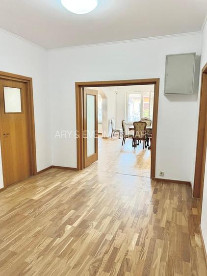 Proprietate spatioasa si versatila, formata din hochparter inalt si demisol - 19