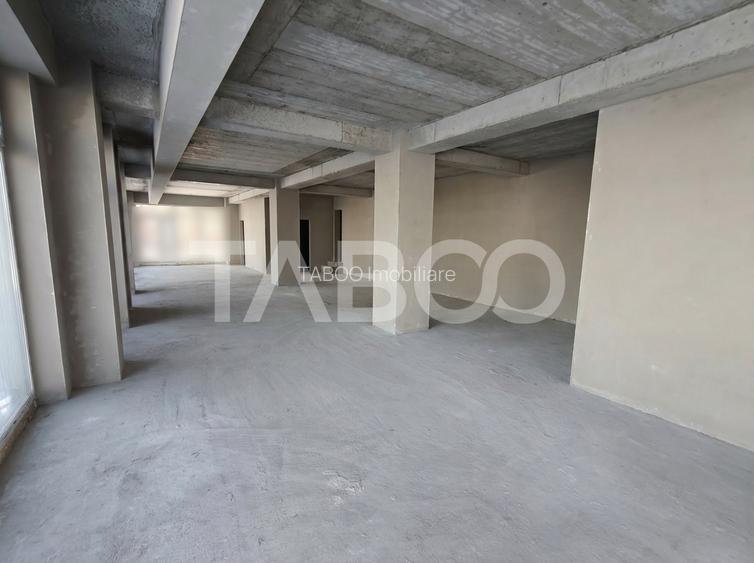 Spatiu Comercial de inchiriat cu 8 locuri de parcare - Vitrina 13 m - 5