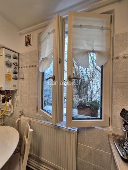 Apartament . decomandat 4 camere, cu  centrala, 2 locuri parcare - 12