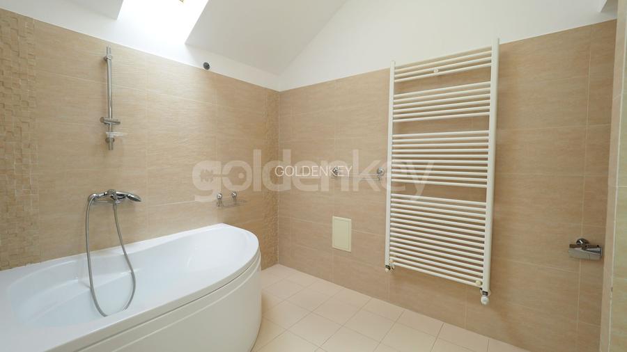 Vila insorita situata in complex langa Scolile Internationale - 28