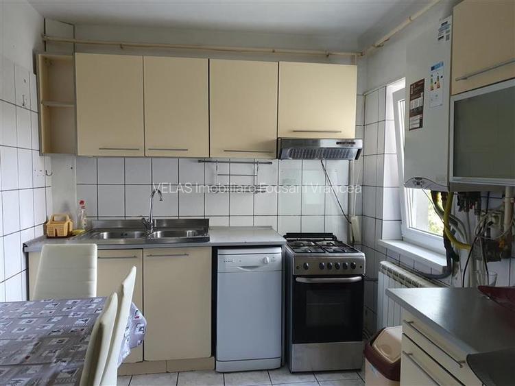 Inchiriez apartament 3 camere, et 3, mobilat, zona Doi Stejari - 12