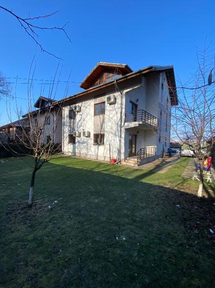 Vila cu 3 apartamente  la parter,etaj  si mansarda - 10