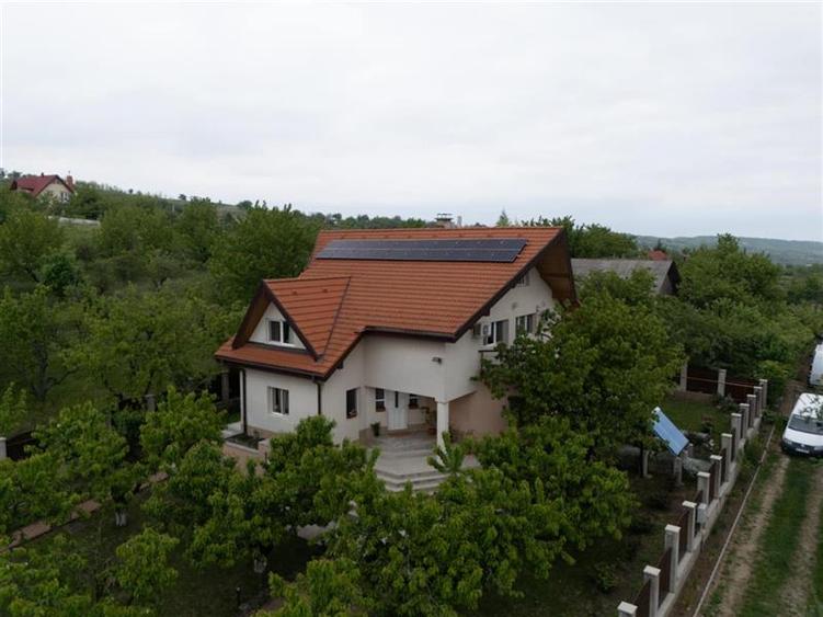 Casa de Lux in Livada cu Ciresi Eleganta, Confort si Panorama de Vis