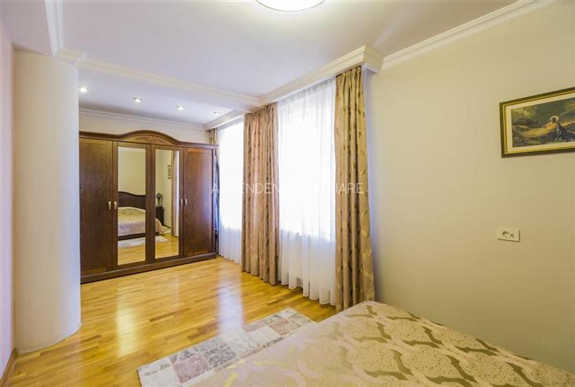 FILM ! Pe armonia a 1.100 mp teren/ gradina, Vila galanta,cu 3 apartamente disti - 5