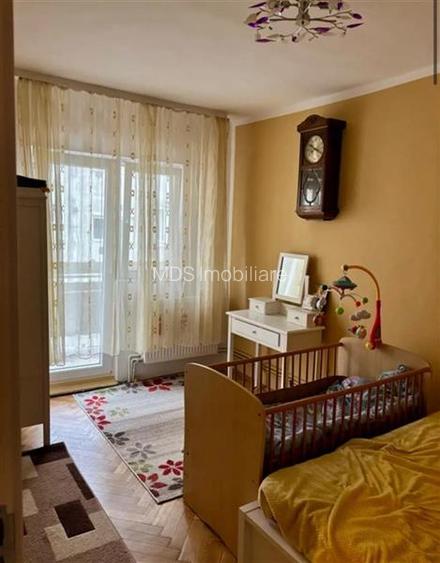 Decomandat cu 2 băi si 2 balcoane la etajul 3 - 2