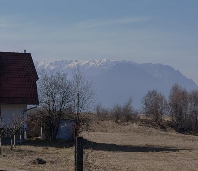 Casă în Râșnov - Glăjărie, vedere spre Piatra Craiului și Bucegi.