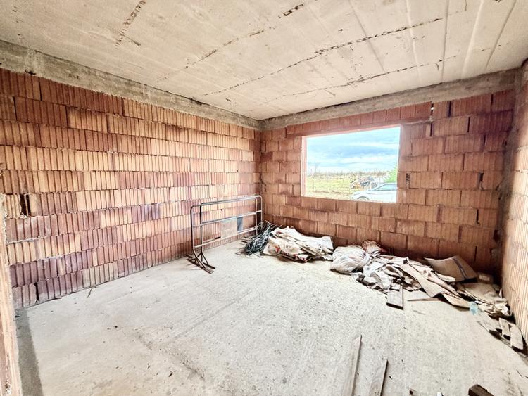 Casa individuala la rosu - 183 mp utili - 533 mp teren - Ianova