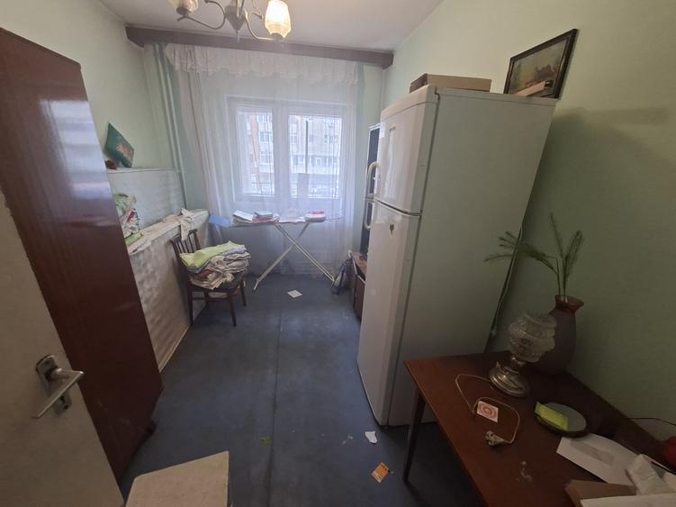 Apartament cu 3 camere, decomandat, etajul 1/8, zona Garii