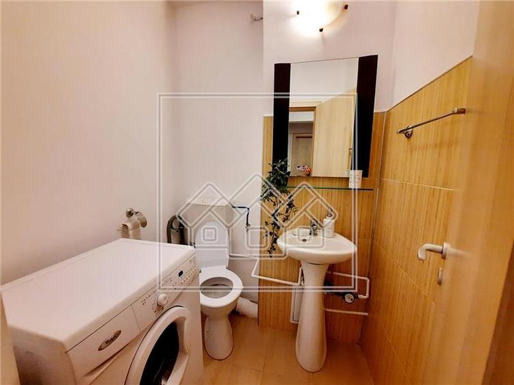Apartament cu 3 camere, 2 bai, balcon, zona Strand