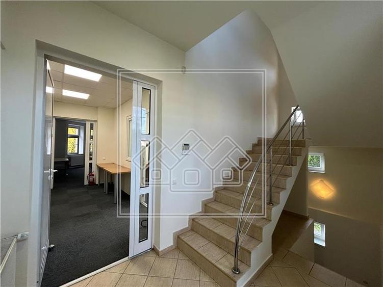 Casa de vanzare individuala - 9 camere - teren 470 mp